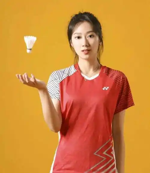 最美羽毛球运动员转战媒体几千万年王小雨23岁南京人
