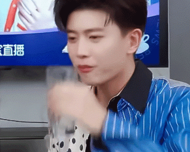 任嘉伦做直播,闻豆汁面不改色,为豪车要做雪梨粉丝超可爱