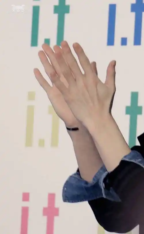 饭:世勋一直戴着那个手镯.#exo #吴世勋