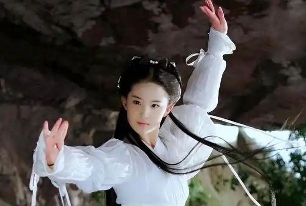 刘亦菲连接接了两部爆火热剧:《天龙八部》王语嫣一角,以及《神雕侠侣