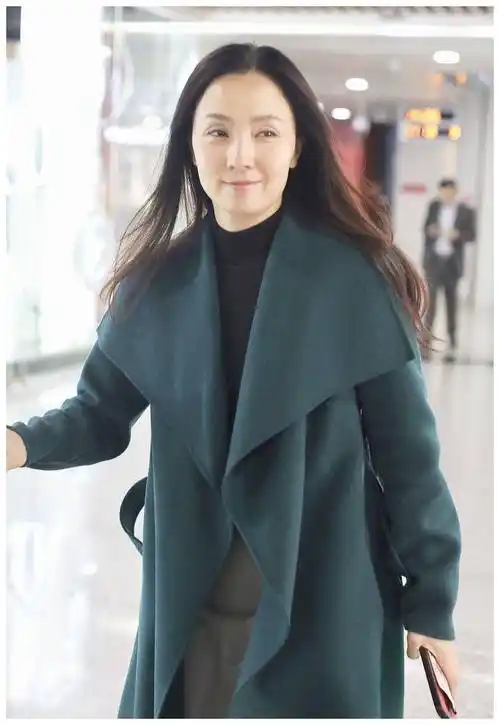 原创47岁陶虹素颜亮相机场穿墨绿色大衣配长裙尽显温柔气质