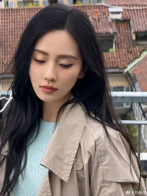 刘诗诗晒照送元宵节祝福,穿风衣单手插兜气质温柔_魅力_笑容_文化