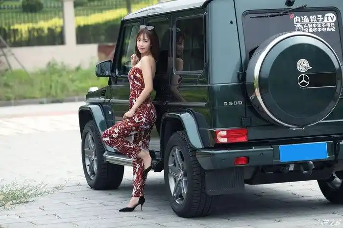 【桃桃外传】长腿露肩装美女测评奔驰g500镁石绿