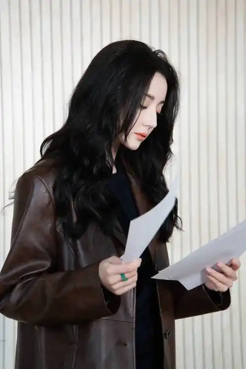 迪丽热巴新剧开机晒美照嘟嘴卖萌甜如少女和黄景瑜再传绯闻