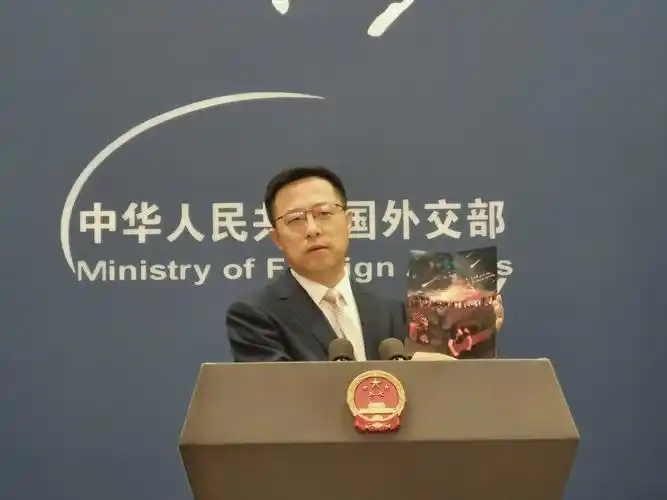 赵立坚展示漫画9月15日,外交部发言人赵立坚主持例行记者会.