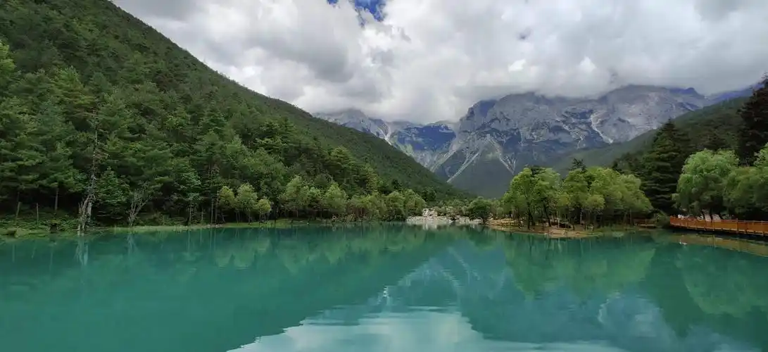 蓝月谷位于云南省丽江市,山谷呈月牙形,湛蓝的湖水清澈见底,湖边山峦