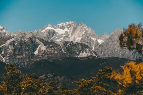 晴天的玉龙雪山远景风光摄影