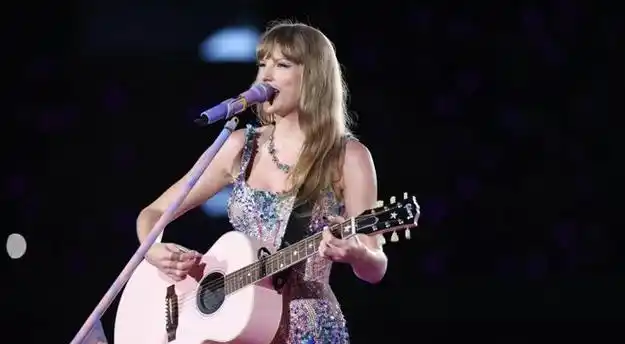 一位34岁,来自美国的著名女歌手.没错,她就是泰勒斯威夫特,也叫霉霉.