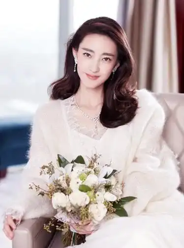 王丽坤为某时尚杂志拍摄的一组婚纱大片中-她身着一席白色婚纱-原创