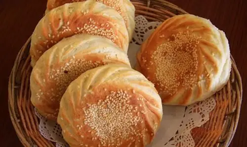 曹县烧饼历史悠久,是山东菏泽的老少皆宜的传统名吃之一,曹县烧饼用料