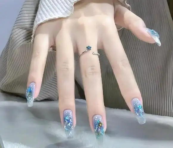 穿漂亮的裙子,染绚丽的发色,做唯美的指甲,让自己每天都过得精彩不凡