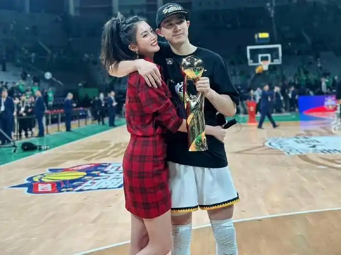 赵继伟拥抱妻子亲郭艾伦杨鸣采访点赞经济落后拼的是坚韧意志