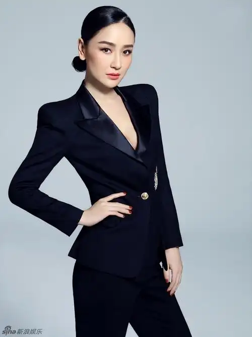 组图:孙宁穿制服干练出镜 胸口开深v性感妩媚_高清图集_新浪网