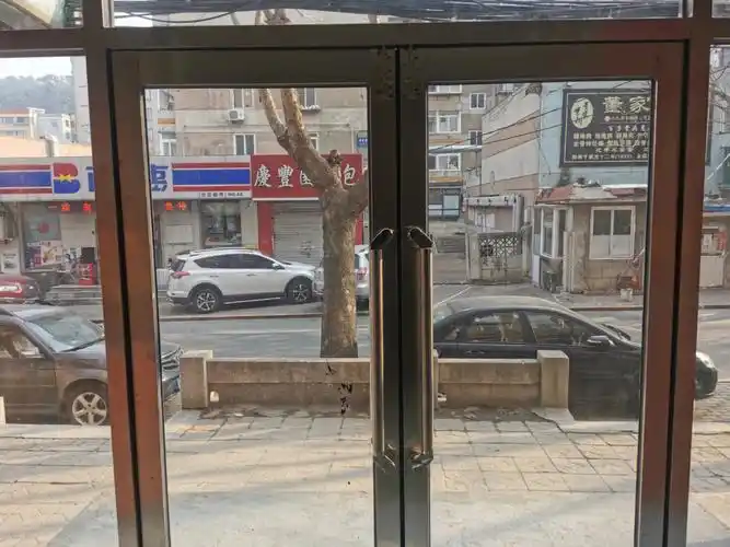 西岗老城区住宅改成的门头