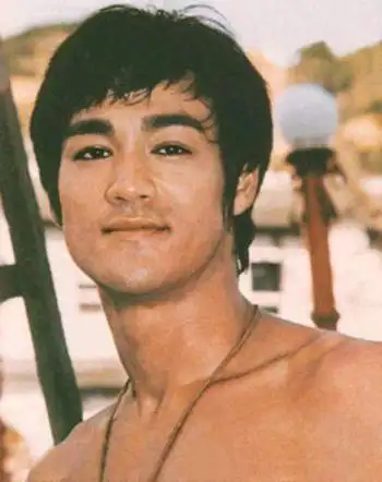 在我心里一直都认为李小龙微笑时的眼神,最有魅力 ,最让人感到亲切