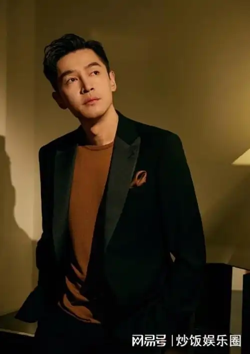 胡歌时隔7年再现身央视春晚彩排西装革履打扮认真背影很绅士