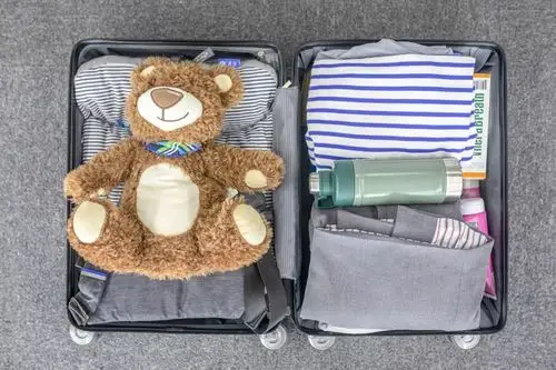 经过各种暴力摔摔摔后开箱,发现内部衣服的位置几乎没有任何移动~拉杆