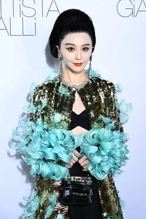 卧槽!#范冰冰##巴黎时装周#看秀第二套造型极清美图大赏!