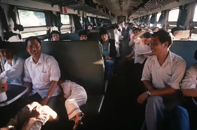 80年代的绿皮火车 | 摄影师alain le garsmeur__财经头条