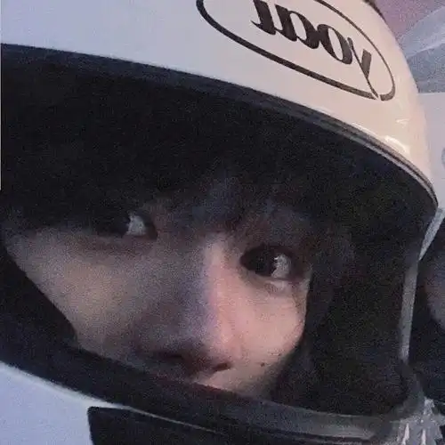 时代少年团戴头盔的少年