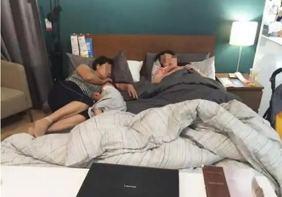 日前,北京晨报记者探访发现,不文明行为比比皆是,甚至有情侣躺在床上