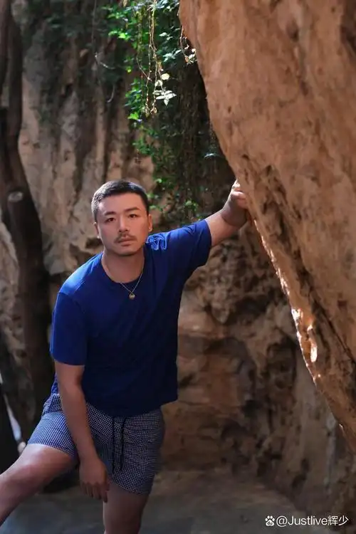 带大家一起看帅哥# 眼神深邃迷人的帅气大叔,慵懒午后,一杯清茶,半刻