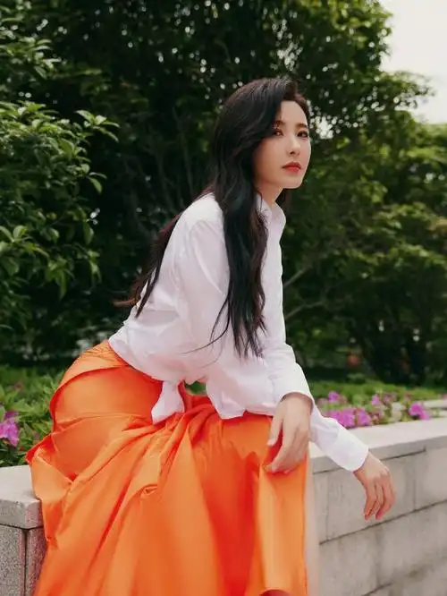 看曾黎分享的白衬衫穿搭照片,让人简直移不开眼,鲜艳的橙色色块衬得她