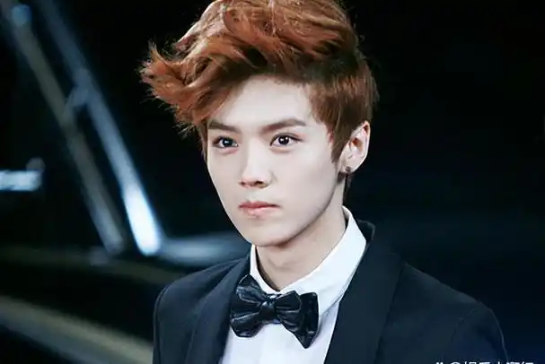 34岁鹿晗带货引热议,脸肿成"老姐姐",意外撞脸65岁刘雪华