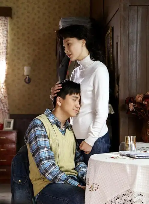 《剧场》首发虐恋剧照 翟天临苦恋陈数数十载