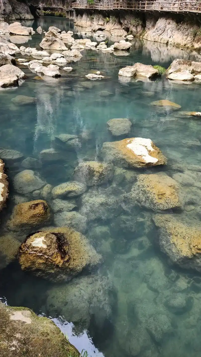 来几张可以当手机壁纸的图片清澈见底的湖水