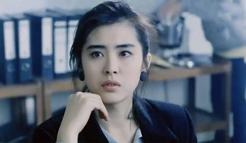 王祖贤生日晒素颜照惊艳网友,年近花甲仍美如少女,发量令人羡慕!