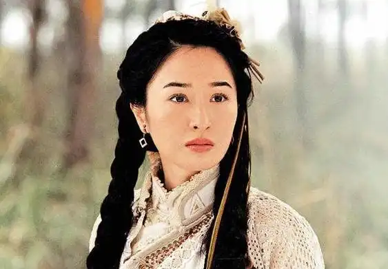 初出茅庐的关咏荷在亚视出演了多部黄金档电视剧,从《妙探出租》到