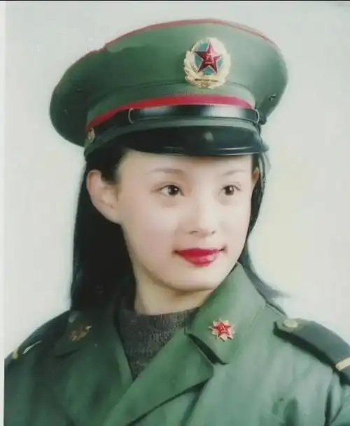 1997年,孙俪的罕见军装照,这张照片就是当年刚进入文工团时留影