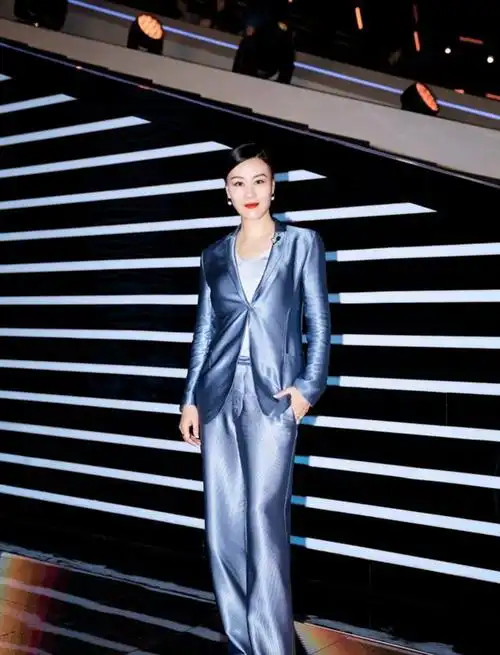 邬君梅,一身缎面月光蓝西装配红唇,美得有韵味!