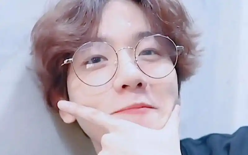 戴眼镜的啵啵真的太可爱了边伯贤好稀罕