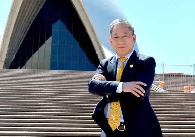 为此,有人说,严浩34岁时身家1200亿元,超过苏宁的张康阳.