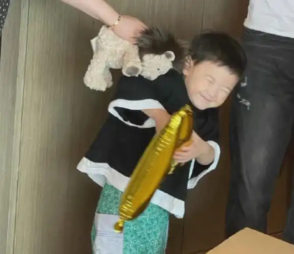 沈腾3岁儿子正脸照曝光!脸蛋可爱酷似老爸,穿180鞋豪宅内开超跑