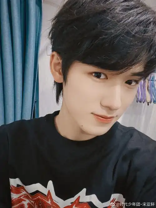 宋亚轩晒照说个晚安就跑##宋亚轩晒晚安自拍照