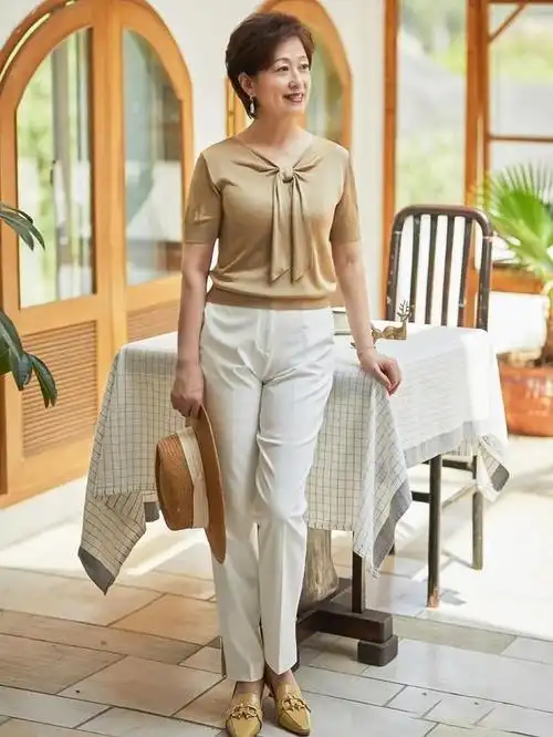 这才是60岁女人该有的打扮,优雅减龄不做作,中年照着穿好时髦