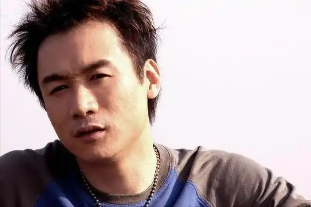 高虎:14岁与黄渤拜把子,29岁爆红,40岁遭封杀,如今回大棚种地_人物