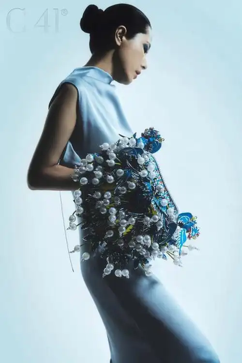 曾黎登上意大利杂志c41封面大片中她戴着鸡毛造型的帽子