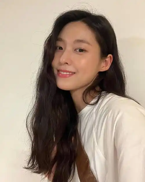 27岁韩国女星金雪炫的素颜自拍没有美颜的自然之美