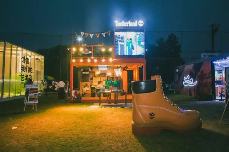 草莓音乐节嗨爆了就用音乐及大长腿开启踢不烂夏天