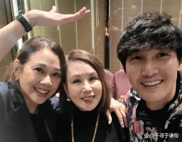 陈松伶携夫回香港请客!小9岁丈夫关怀备至,合照身材高大太上镜