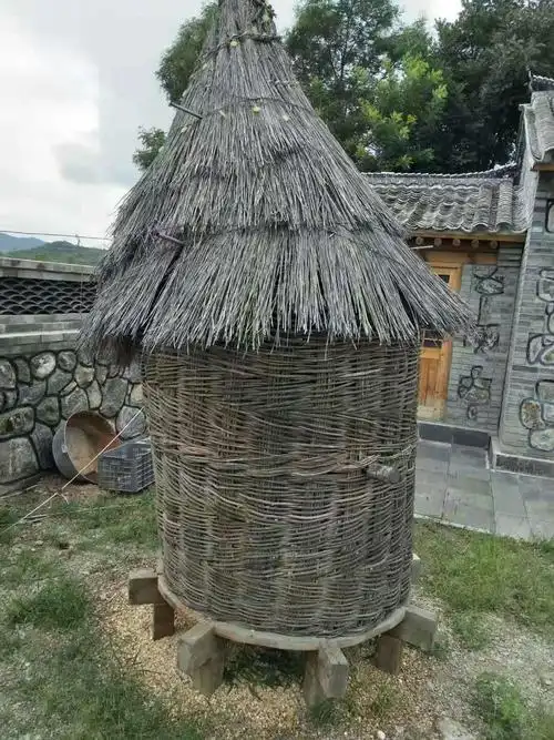 一个小小粮仓维系着整个家庭的口粮(纯手工编织的粮囤)