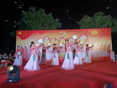 不忘初心 担当使命——名辉豪庭社区举行"颂歌献给党"庆七一文艺汇演