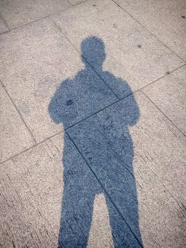 阳光正射下来,影子很清晰,来张自拍