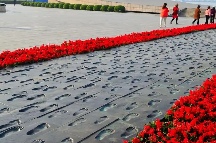 这1000双脚印表明了大连的百年历史是由勤劳奋进的大连人民创造的.