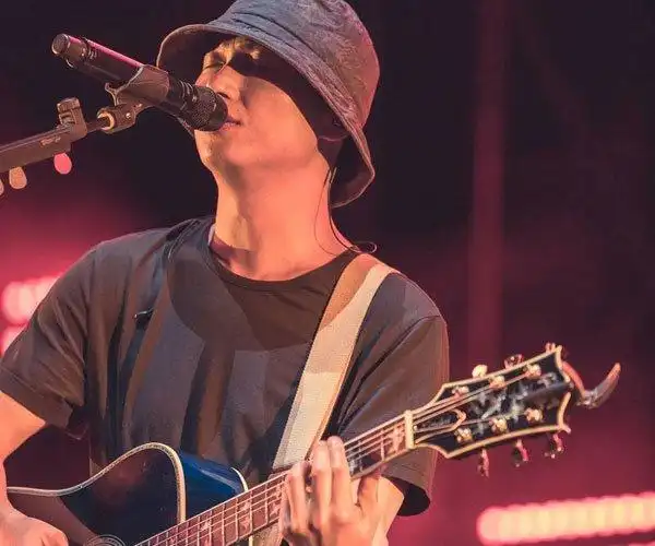 李志是现在比较受欢迎的民谣歌手.他的音乐很有自己的特色.