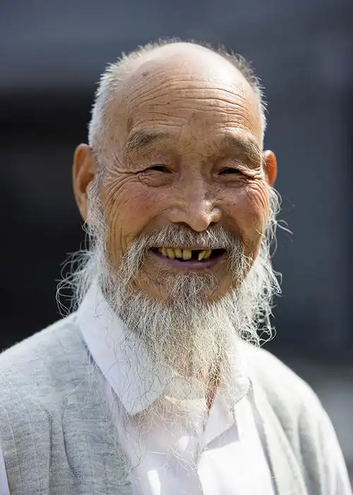 9.29摄于青州古城一80多岁练武老人